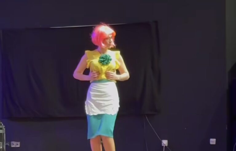 Predstava „Očajna domaćica“ u velikoj sali Centra za kulturu „Semberija“