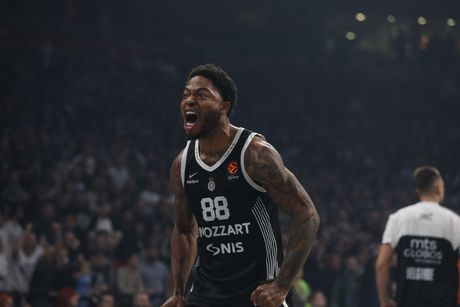 Tajrik Džons zakasnio dva sata na magnetnu rezonancu