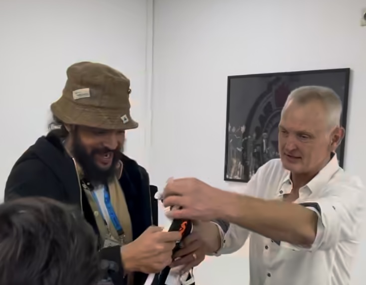 „Već sam popio 10 rakija“: Legendarni as nasmijao sve; Paspalj mu u svlačionici uručio poklon