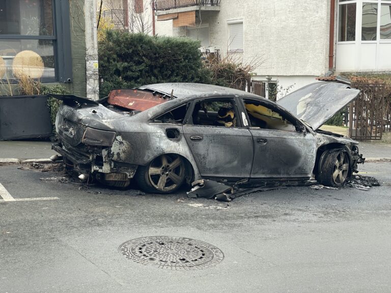 Strašan prizor i slike! Maskirani napadač zapalio automobile do školjke