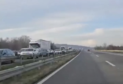 Totalni kolaps kod Velike Plane: Nekoliko lančanih sudara; Kilometarske kolone, put potpuno blokiran VIDEO
