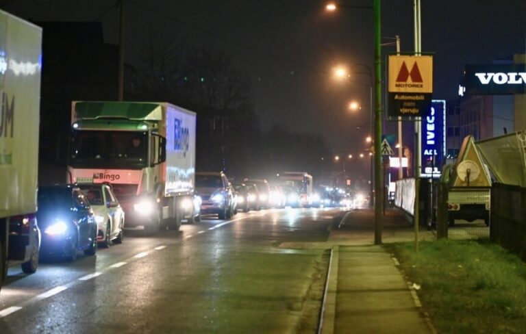 Sarajevo: Teška nesreća u Rajlovcu, povrijeđene tri osobe, nastale ogromne gužve