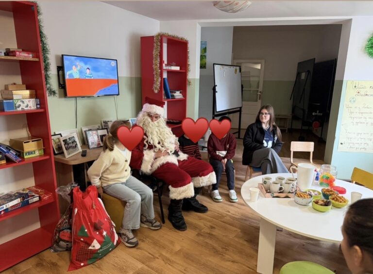 Humanost na djelu: Gimnazijalci i ekonomisti iz Bijeljine obradovali djecu u Dnevnim centrima