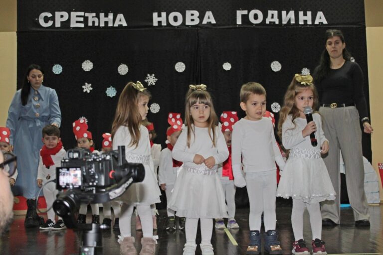Dječiji vrtić Lopare organizovao novogodišnju priredbu FOTO