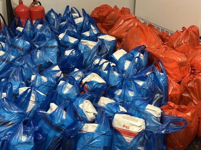 Zajedno za dostojanstvenu pomoć: Centar za socijalni rad i Crveni krst Bijeljina započeli podjelu vaučera i paketa