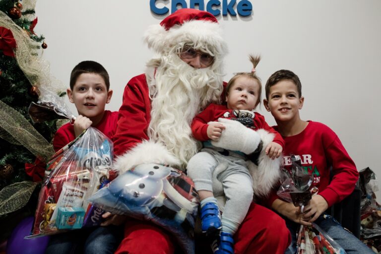 Gradski odbor RSS – Slavenko Ristić i odbornici obezbijedili paketiće, Deda Mraz obradovao mališane