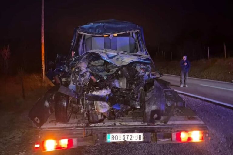Poginuo na licu mjesta: Zakucao se u kamion, kilometar-sat pokazao cifru koja ledi krv FOTO