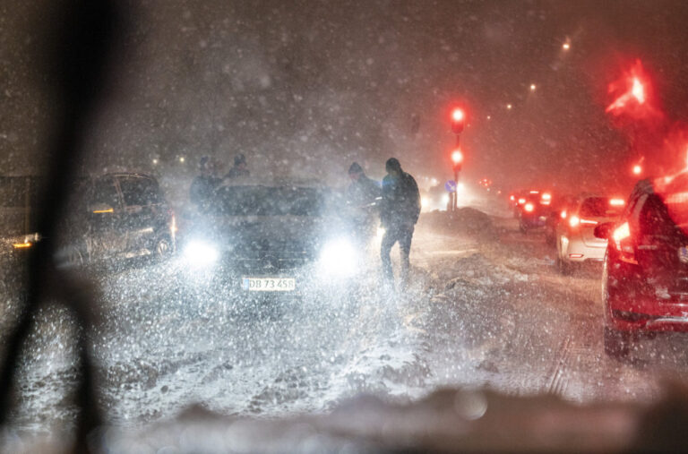 Srbija zavijana: Snježna mećava paralisala puteve; Večeras stiže ledena kiša FOTO/VIDEO