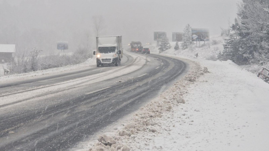 Srbija zavejana: Snežna mećava paralisala puteve; Večeras stiže ledena kiša FOTO/VIDEO