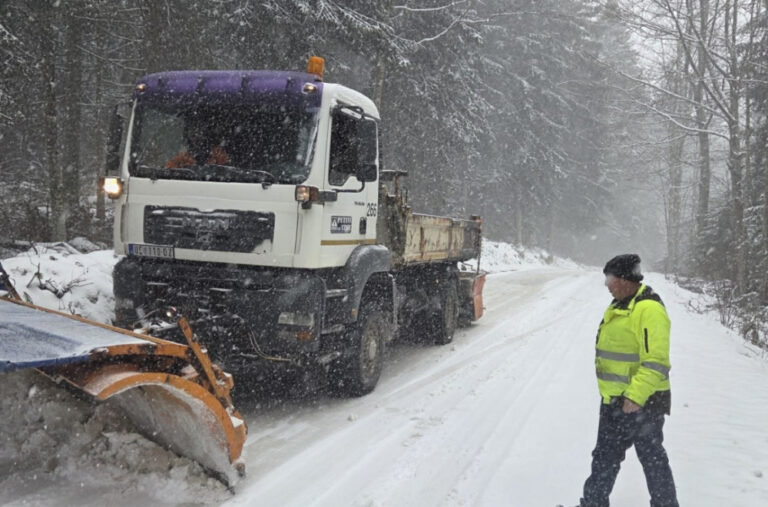 Snijeg napravio haos u komšiluku: Zabrana saobraćaja za šlepere preko Zlatibora i Tare, na terenu 14 kamiona FOTO