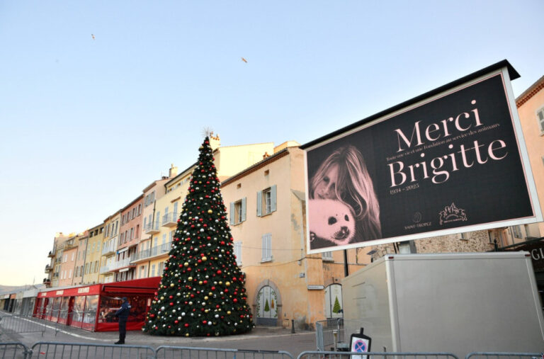 Posljednji ispraćaj Brižit Bardo: Sen Trope prepun ljudi, fanovi odaju počast glumici FOTO