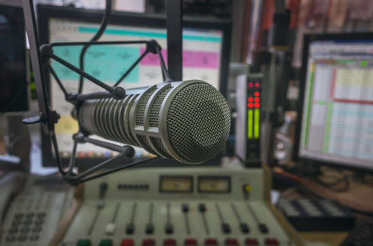 Skandal u Hrvatskoj: Voditeljka mislila da je mikrofon isključen, pa izvređala kolege; „Sociopata i debil“