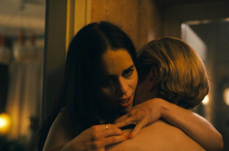 Emilija Klark doživjela peh na snimanju: Povrijedila rebro prilikom eksplicitnih cena VIDEO