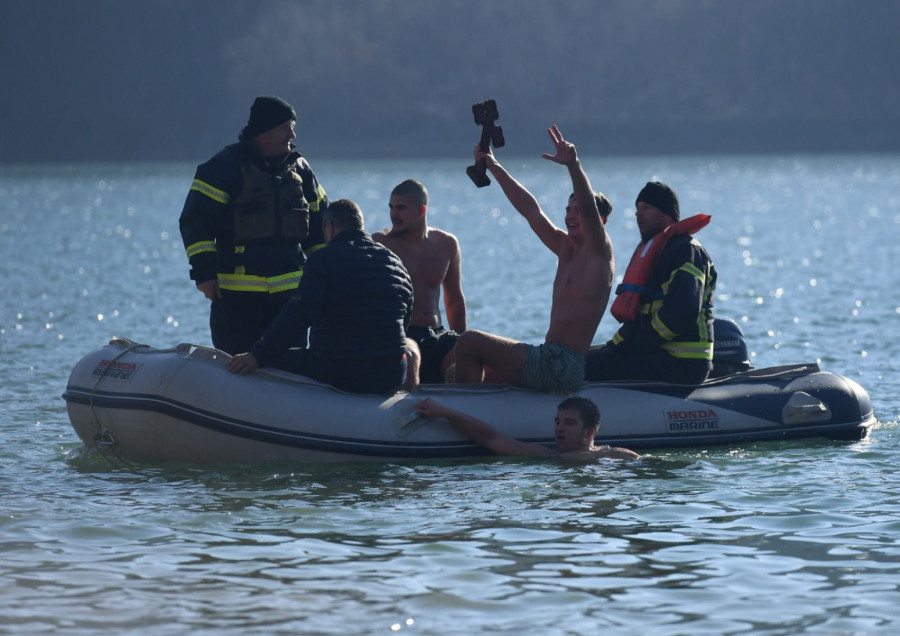 Matija prvi stigao do Časnog krsta: Na Gazivodama rekordan broj plivača FOTO