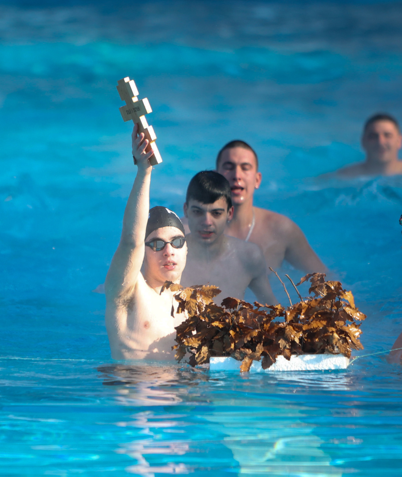Širom Srbije održano plivanje za Časni krst: Učestvovao veliki broj građana FOTO