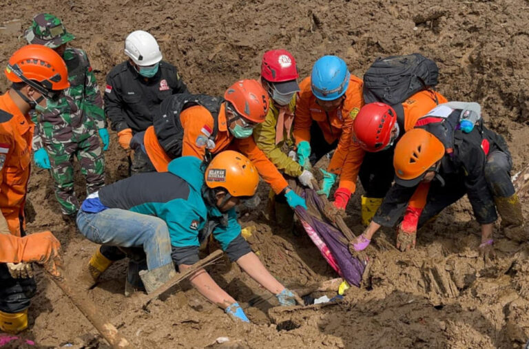 Najmanje 11 ljudi poginulo u klizištu u Indoneziji, nastavlja se potraga za nestalima