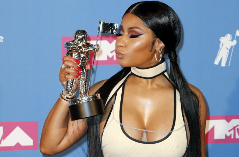 Niki Minaž se pohvalila poklonom od Trampa: „Besplatan je, a on je šarmantan“ VIDEO