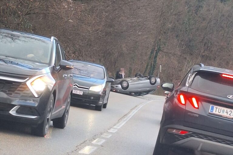 Saobraćajna nesreća u Karanovcu: Automobil na krovu