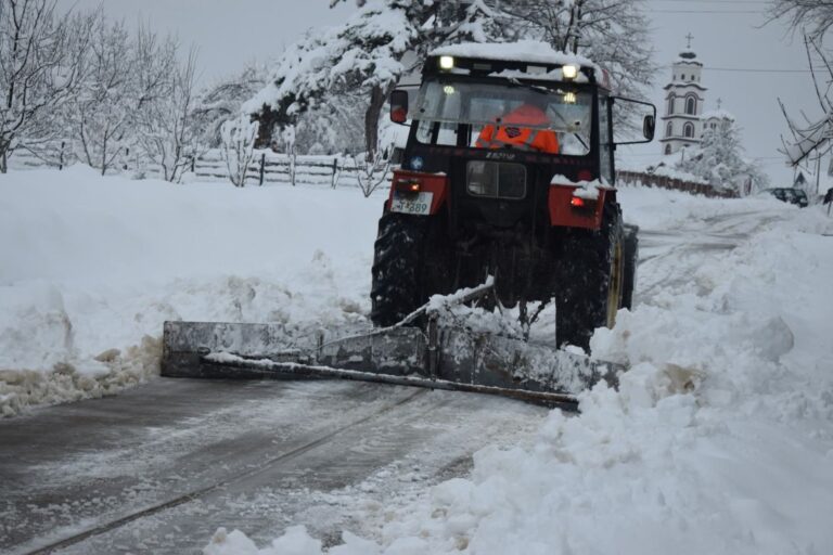 Lopare: Angažovano 30 grtalica na raščišćavanju lokalnih puteva, bez električne energije više sela