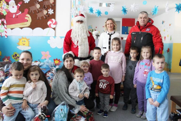 Lopare: Djed Mraz Trajan Janković iz Semberije podijelio paketiće mališanima u Dječijem vrtiću