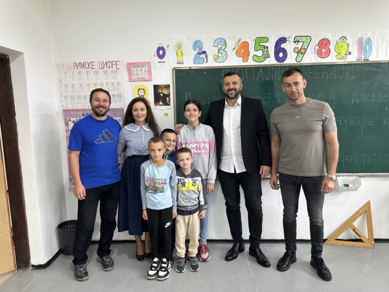 Bratunac: Odbornici RSS donirali nova vrata za područnu školu u Tegarama