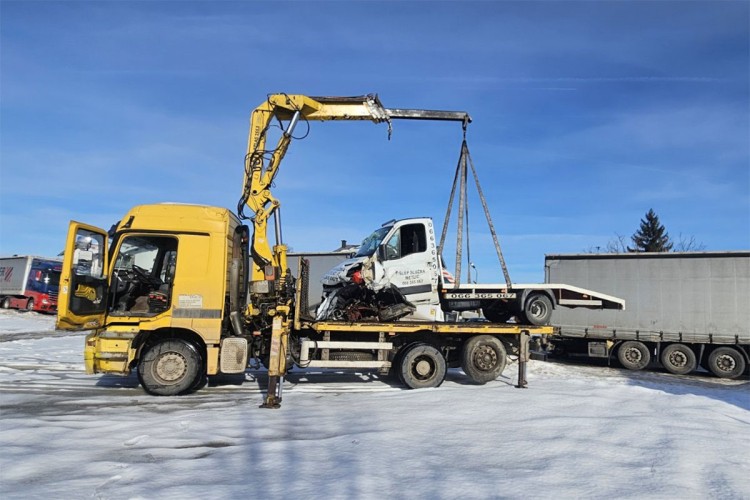 Težak udes kod Prnjavora: Sudar mercedesa i šlep službe (FOTO)