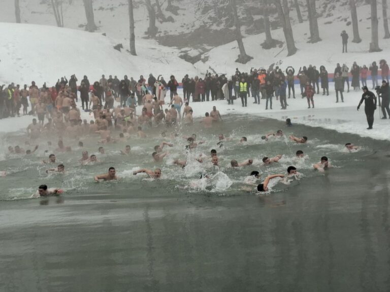 U jezeru Busija do Časnog krsta prva doplivala Jovana Kršić iz Ugljevika FOTO