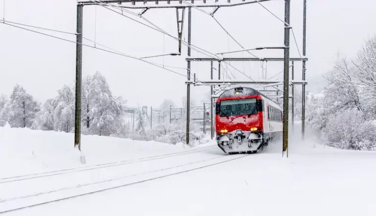 Drama u vozu Valjevo – Beograd: Stoji u mjestu tri sata, zarobljeni putnici se smrzavaju, nema struje, grijanja
